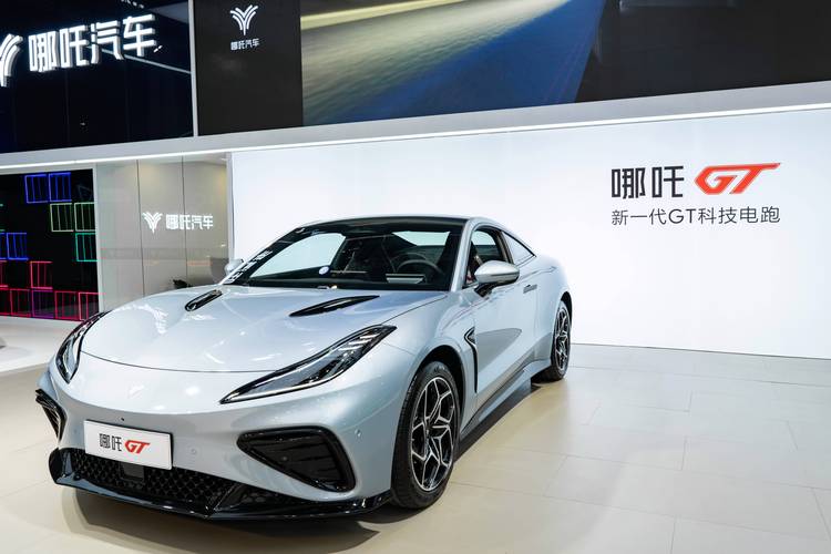 东莞14哪吒汽车在智能汽车领域的表现，领途汽车在新能源汽车市场中的影响力